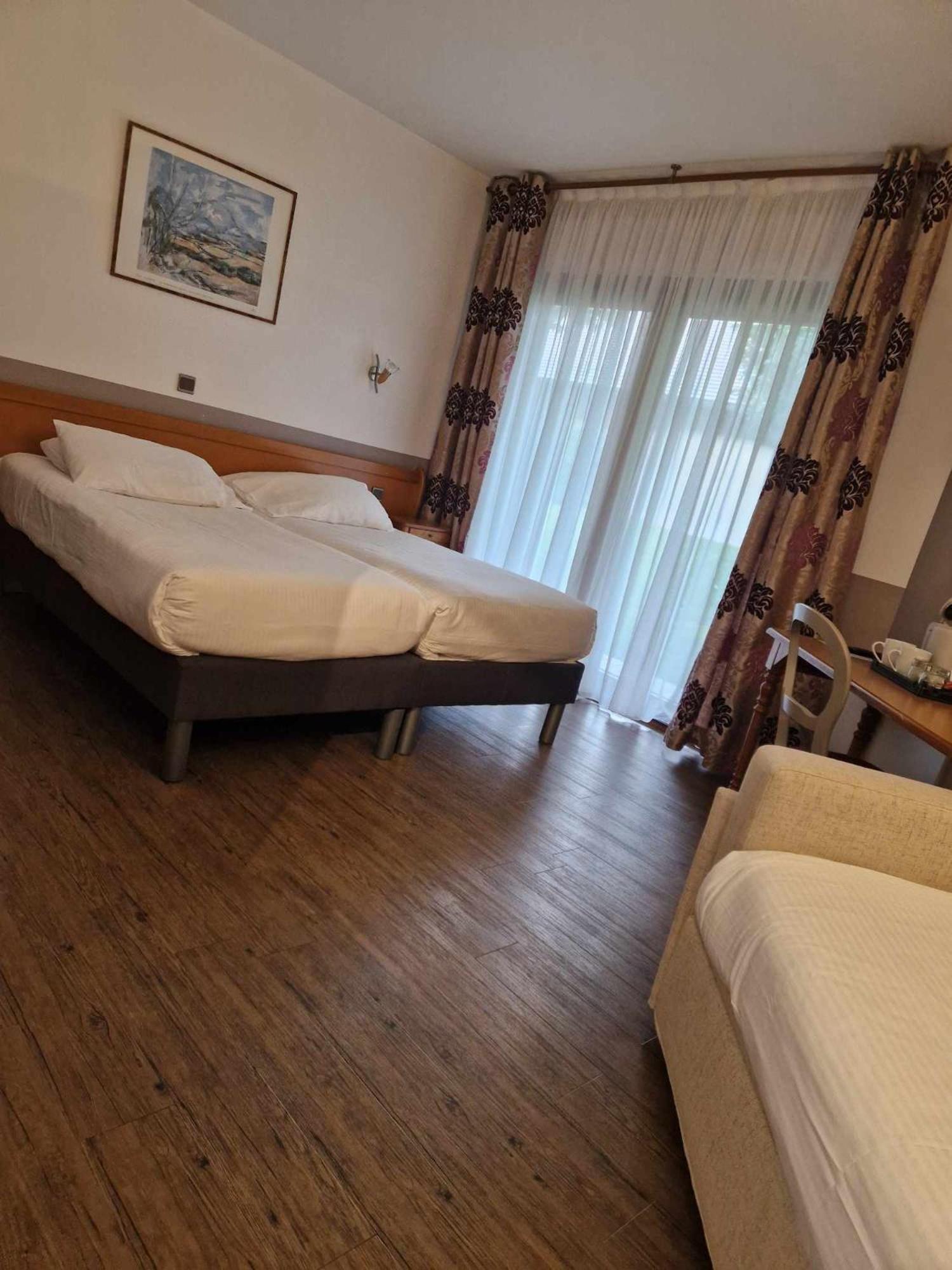 Cit'Hotel Le Pot D'Etain Holnon Buitenkant foto