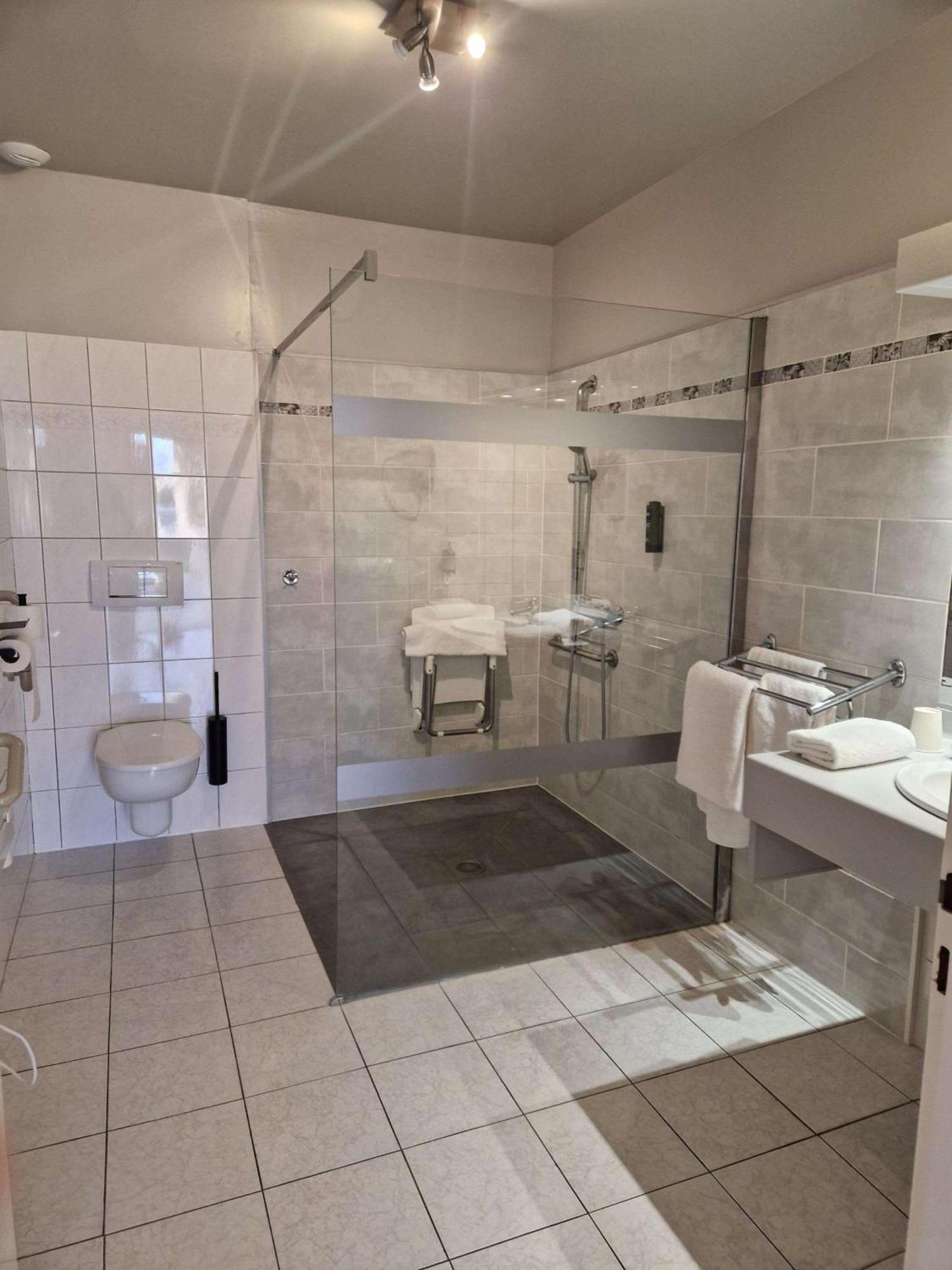 Cit'Hotel Le Pot D'Etain Holnon Buitenkant foto